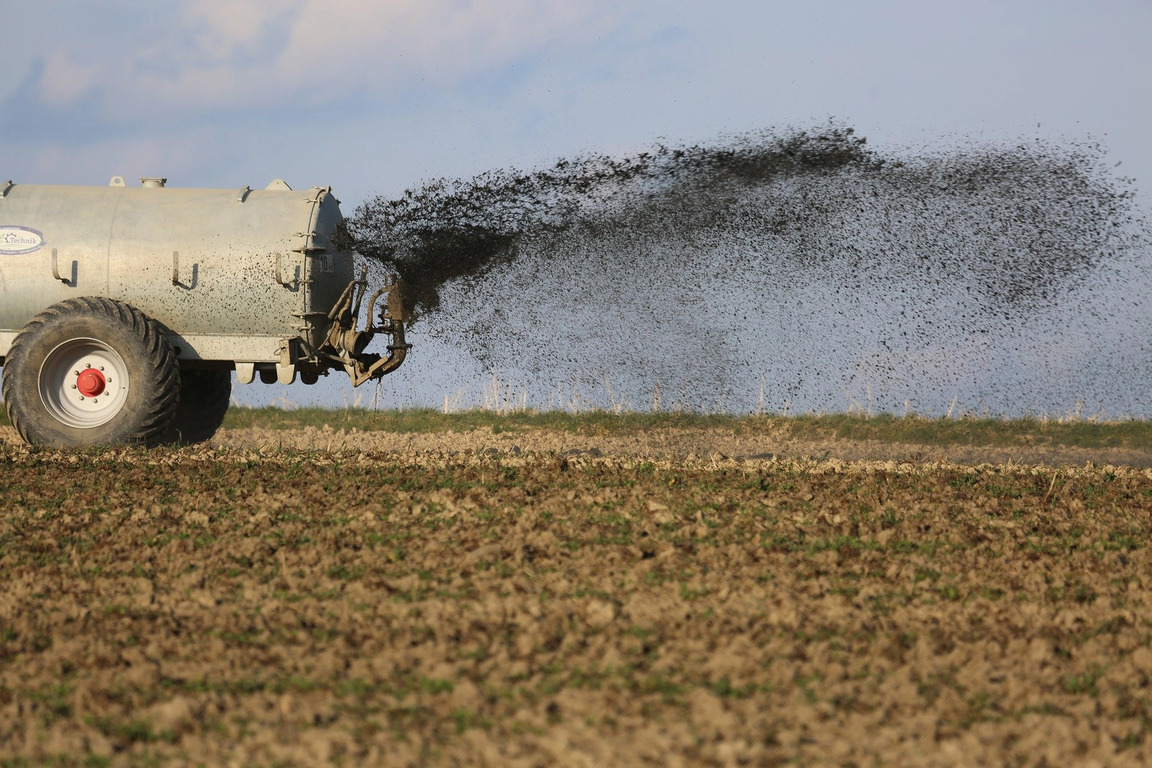 tractor-fertiliser (2) Tractor spraying fields